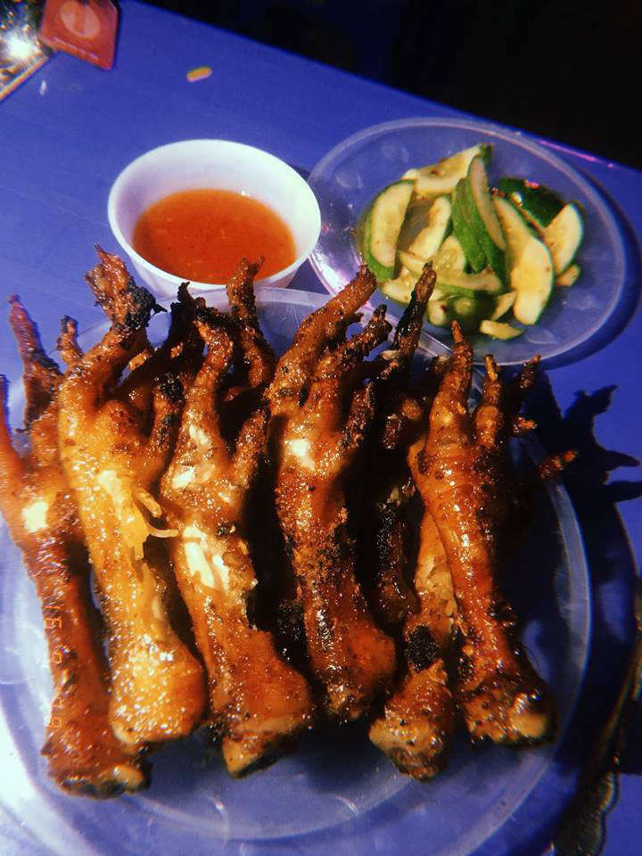 Sự thật rùng mình về món chân gà nướng đang 'làm mưa làm gió' khắp vỉa hè