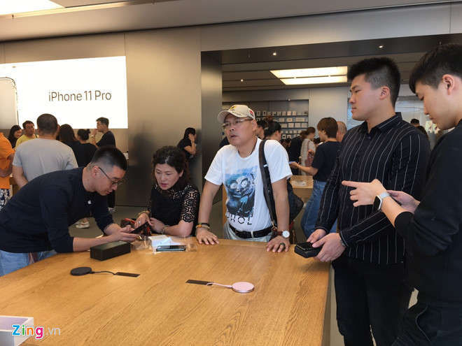 Apple Store vo tran vi nhieu nguoi Viet mua den 6 chiec iPhone 11 hinh anh 38 