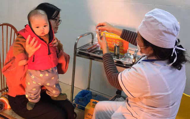 Tư vấn về vắcxin ComBE Five trước tiêm tại Chương Mỹ, Hà Nội.