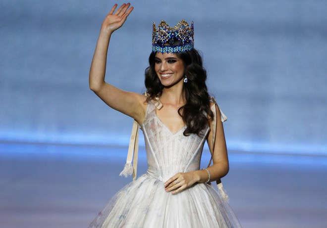 Jamaica dang quang Hoa hau The gioi, Luong Thuy Linh dung o top 12 hinh anh 12 2019-12-14T154232Z_819314351_RC23VD928NZ7_RTRMADP_3_BRITAIN-MISSWORLD.JPG