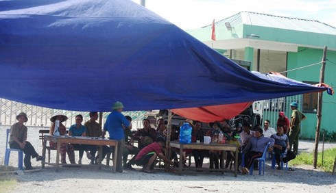 Trước đó người dân đã nhiều lần mang lều bạt ra chặn ngang cổng ra vào nhà máy.