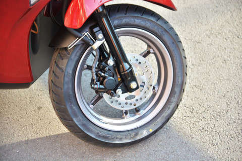 Xe tay ga cho nu: Yamaha Latte qua kho de gay ap luc len Honda Lead? hinh anh 11 