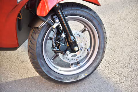 Xe tay ga cho nu: Yamaha Latte qua kho de gay ap luc len Honda Lead? hinh anh 11 