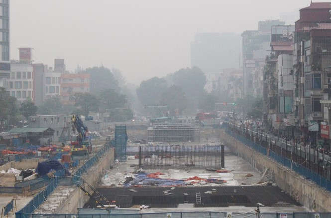 Cận cảnh các công trình thi công 'rùa' gây ô nhiễm bụi - ảnh 6
