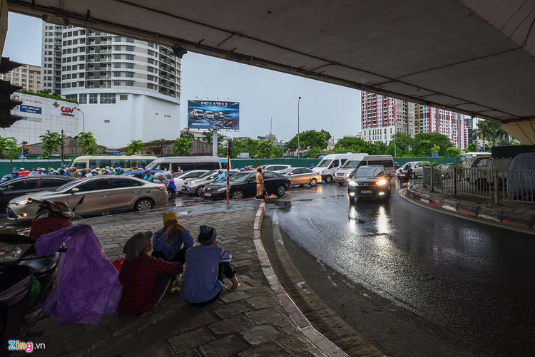 Troi toi thui, nguoi dan chat vat di lam trong canh un tac hinh anh 6 