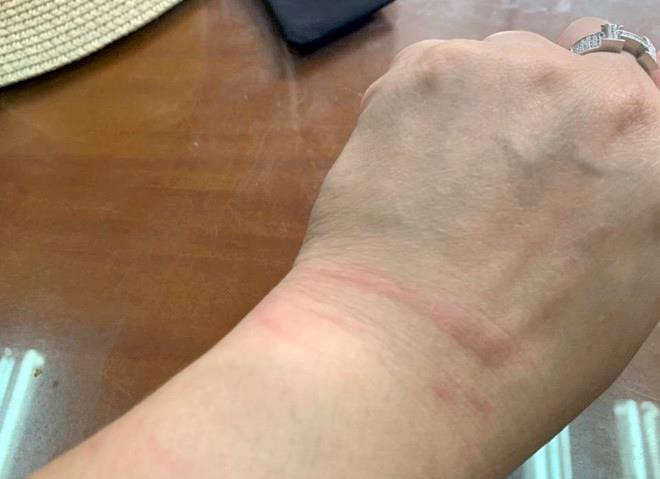 Nu cong an gay roi o san bay nhan hang tram tin nhan 'khung bo' hinh anh 2 