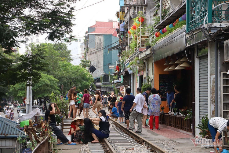 'Ngoại bất nhập', đóng cửa cà phê đường tàu từ sáng nay