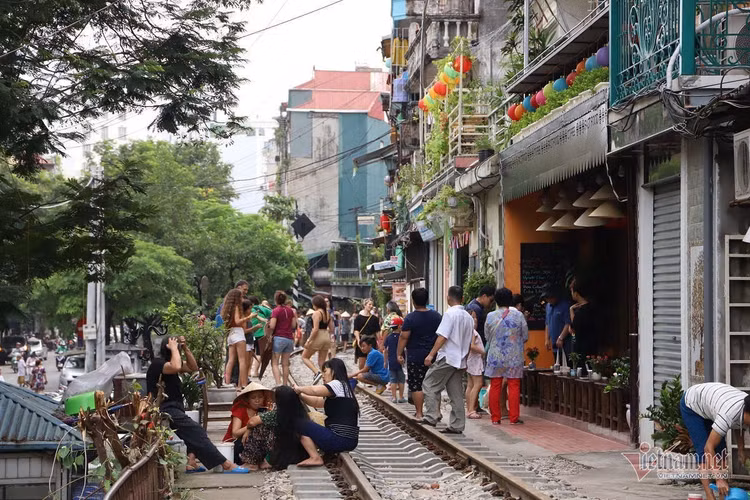 'Ngoại bất nhập', đóng cửa cà phê đường tàu từ sáng nay