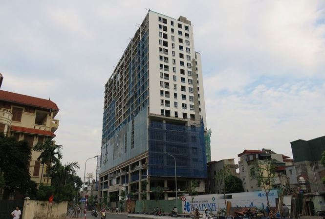 Tòa nhà 8B Lê Trực xây dựng sai phạm bị cắt nóc và tạm dừng thi công - Ảnh: Hồng vĩnh