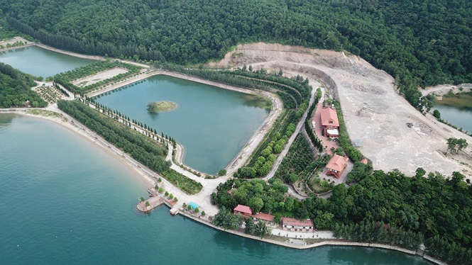 'Biệt khu, biệt phủ' trái phép trên vịnh Bái Tử Long: Ai tiếp tay cho sai phạm? - ảnh 1