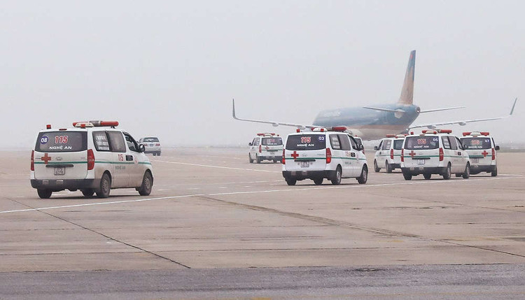 Bàn giao thi hài và tro cốt các nạn nhân còn lại trong thảm kịch Essex ở sân bay Nội Bài ảnh 5