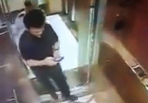 Ông Linh trong thang máy trước lúc ôm hôn bé gái.&nbsp;