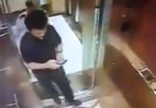 Ông Linh trong thang máy trước lúc ôm hôn bé gái.&nbsp;