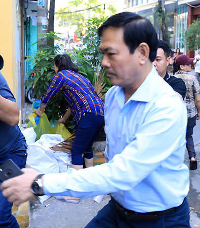 Nguyễn Hữu Linh đến toà. Ảnh: Hữu Khoa.