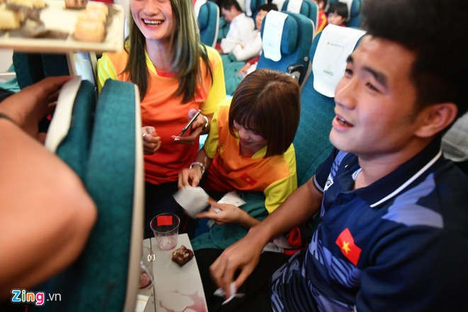 May bay dua nha vo dich SEA Games ha canh xuong Noi Bai hinh anh 7 