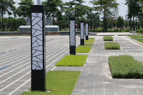 Những cột đèn chiếu sáng như những phím đàn pinano.