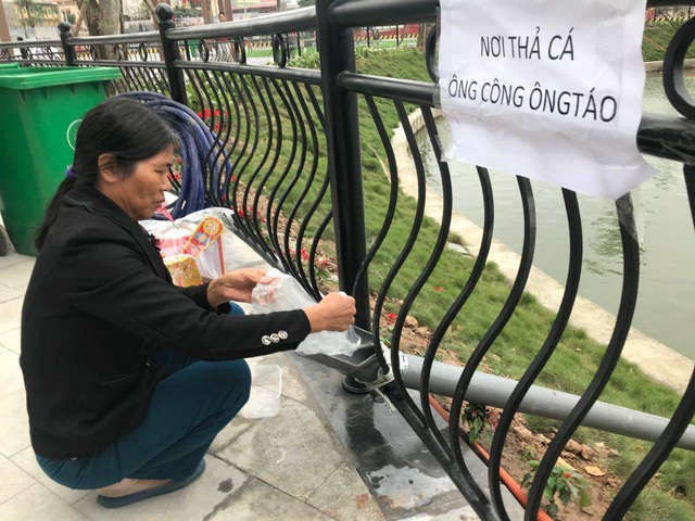 Hà Nội: Cá chép đi cầu trượt lên chầu Trời - 5