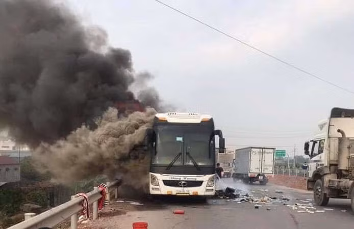 Xe khách bốc cháy dữ dội trên cao tốc Hà Nội - Bắc Giang