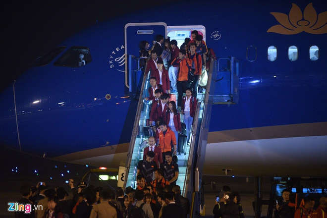 May bay dua nha vo dich SEA Games ha canh xuong Noi Bai hinh anh 1 