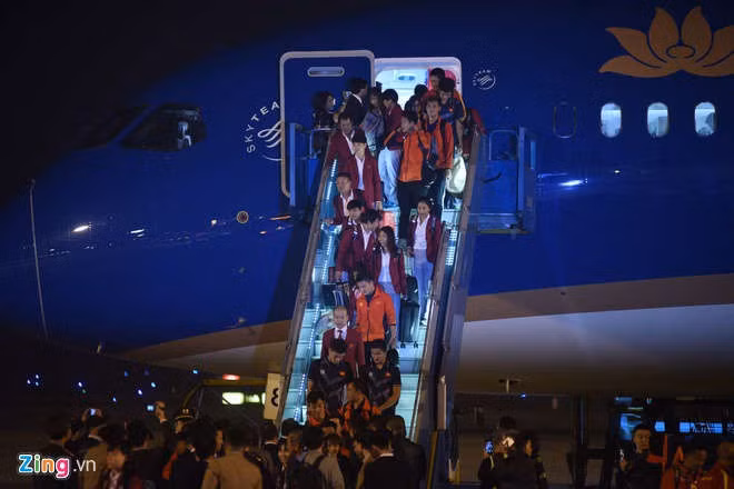 May bay dua nha vo dich SEA Games ha canh xuong Noi Bai hinh anh 1 