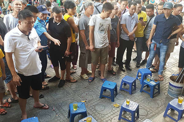 Sau 2 tiếng nổ lớn, người đàn ông đổ vật ở chung cư HH Linh Đàm