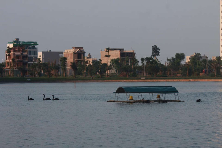 xuat hien 2 dan thien nga tung tang kiem an o ho ngoai thanh ha noi hinh anh 6