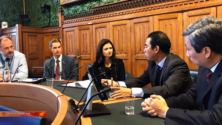 Cấp visa miễn phí cho thân nhân nạn nhân người Việt sang Anh