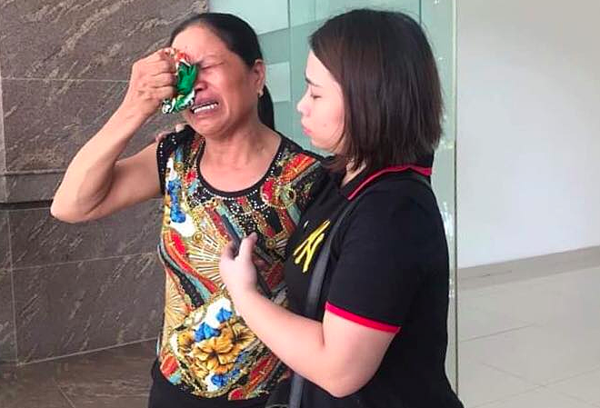 Người nhà bệnh nhân đau buồn đến Bệnh viện 108 yêu cầu làm rõ nguyên nhân bé tử vong. Ảnh: T.H.