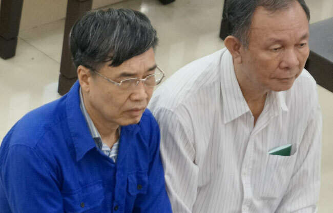 Ông Lê Bạch Hồng (áo xanh) ngồi ghế dành cho bị cáo trong sáng 18/9. Ảnh: Việt Dũng