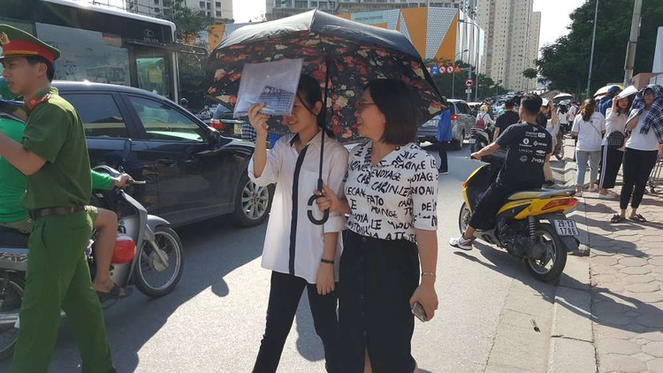 Thi xong rồi, về nhà đi con!