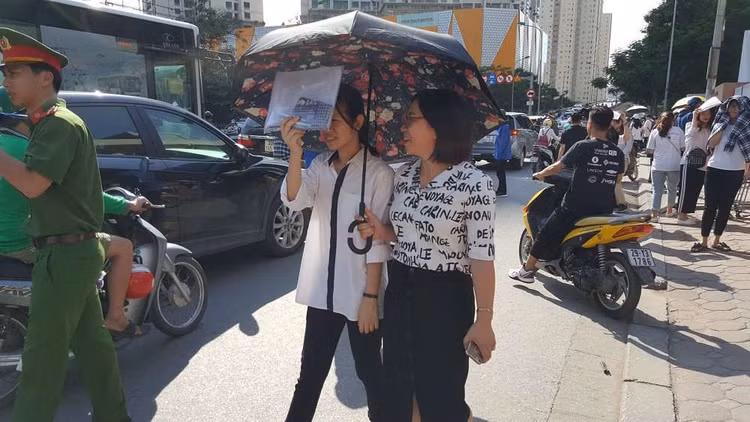 Thi xong rồi, về nhà đi con!