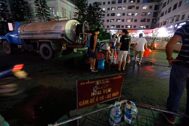 Hơn 2.000 cuộc gọi cầu cứu ngày đêm xin tiếp nước giữa Thủ đô