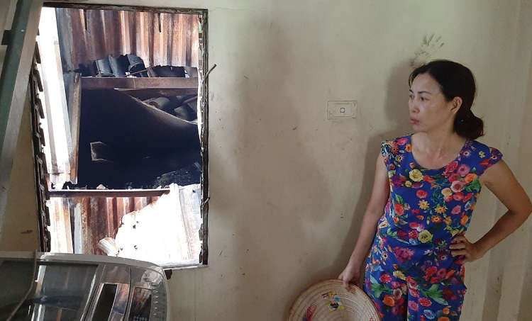 Trăm cảnh sát tiếp tục khống chế đám cháy nhà kho bóng đèn Rạng Đông rộng 6.000m - 1