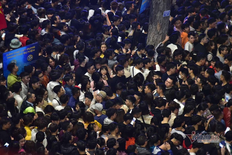 Chen nhau đón năm mới, thiếu nữ ngất xỉu bên vườn hoa Hà Nội