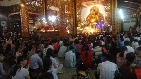 Lên chùa cầu an (ảnh minh họa)