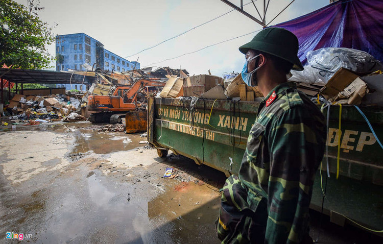 Canh quan doi tay doc hien truong vu chay Rang Dong hinh anh 4 