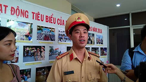 Trung tá Huỳnh Trung Phong trưởng phòng PC08 chia sẻ thông tin với phóng viên báo chí.