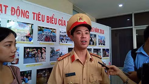 Trung tá Huỳnh Trung Phong trưởng phòng PC08 chia sẻ thông tin với phóng viên báo chí.