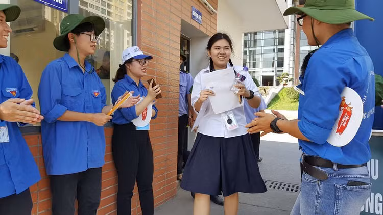 Thí sinh bước ra trong tiếng vỗ tay chúc mừng.