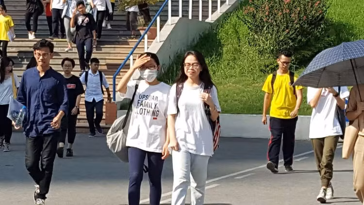 Kỳ thi THPT Quốc gia 2019 diễn ra trong thời tiết nắng nóng.