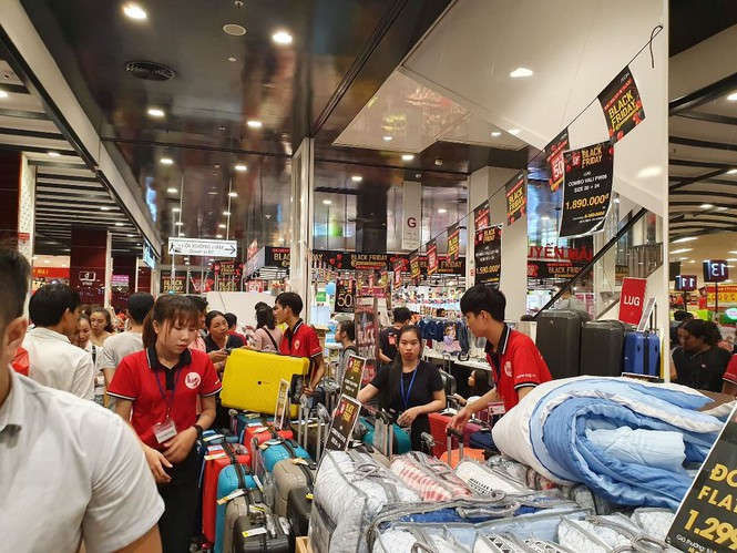 Black Friday: Chen lấn săn hàng giảm giá trong đêm Sài Gòn - ảnh 11
