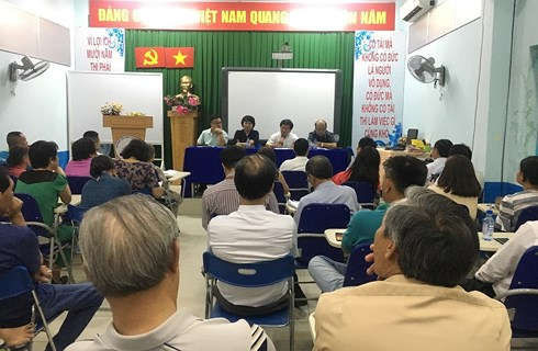 Lãnh đạo UBND quận 1 đối thoại với cư dân tại lô E chung cư 518 Võ Văn Kiệt về việc di dời.