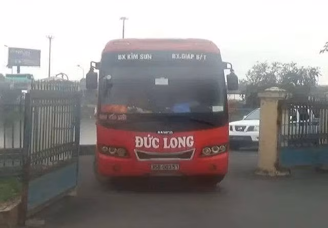 CSGT bắt giữ xe 29 chỗ “nhồi nhét” 64 khách từ Hà Nội đi Ninh Bình - 1