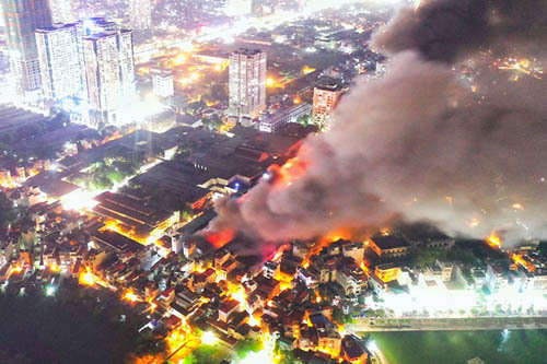Đám cháy tại nhà kho của Công ty Rạng Đông ở Hà Nội hôm 28/8. Ảnh: Ngọc Thành.