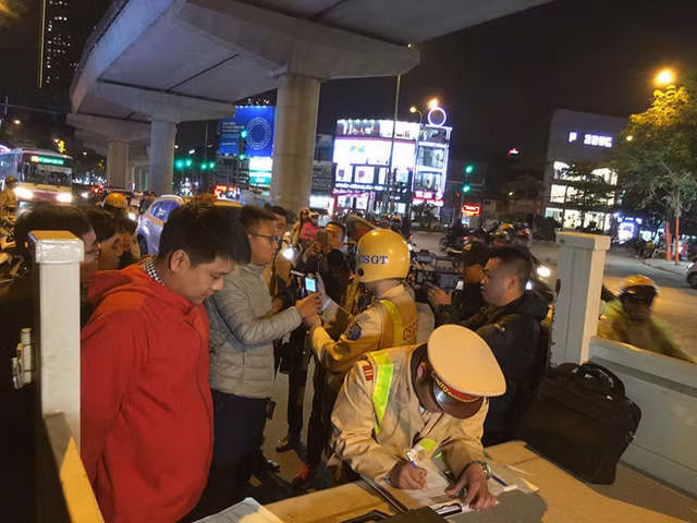  Người đàn ông dọa gọi Bộ trưởng khi bị kiểm tra nồng độ cồn từng là Vụ phó của Bộ LĐ-TB&XH - Ảnh 1.