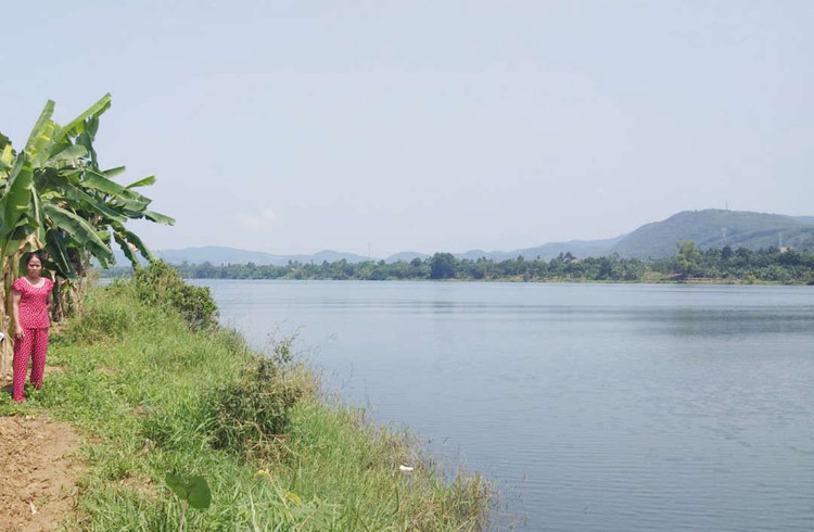 Người dân cạnh sông Hương đang lo lắng vì tình trạng khai thác cát trái phép sẽ gây sạt lở vườn tược...