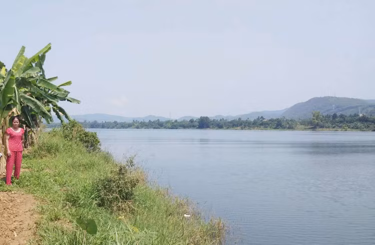 Người dân cạnh sông Hương đang lo lắng vì tình trạng khai thác cát trái phép sẽ gây sạt lở vườn tược...