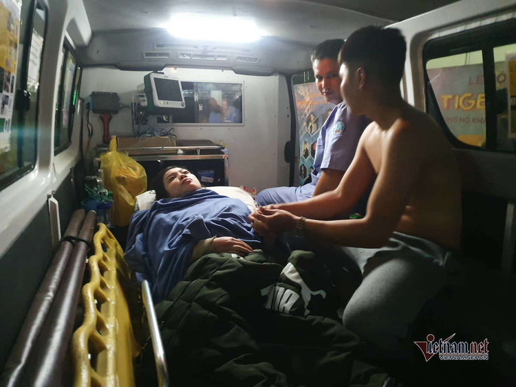 Chen nhau đón năm mới, thiếu nữ ngất xỉu bên vườn hoa Hà Nội