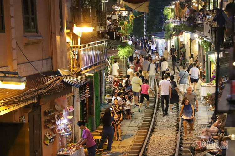 'Ngoại bất nhập', đóng cửa cà phê đường tàu từ sáng nay