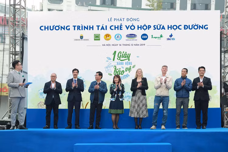 Tetra Pak phối hợp với các đối tác phát động chương trình phân loại, thu gom và tái chế vỏ hộp sữa tại 800 trường mầm non và tiểu học thuộc 16 quận, huyện TP Hà Nội.